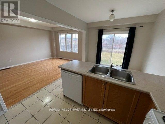 32 Puttingedge Drive, Whitby, Ontario  L1R 0H7 - Photo 4 - E12480166