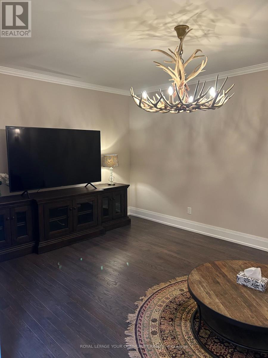 18 Theobalds Circle, Richmond Hill, Ontario  L4C 9C7 - Photo 3 - N12480016
