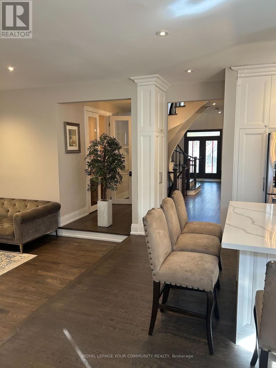 18 Theobalds Circle, Richmond Hill, Ontario  L4C 9C7 - Photo 9 - N12480016
