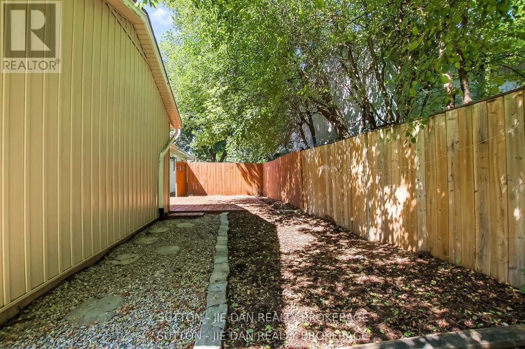 15 Hawthorne Road, London North (North F), Ontario  N6G 2W9 - Photo 16 - X12480051