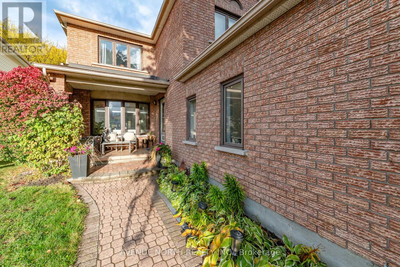 2163 Johnston Road, Ottawa, Ontario  K1G 5K2 - Photo 2 - X12480108
