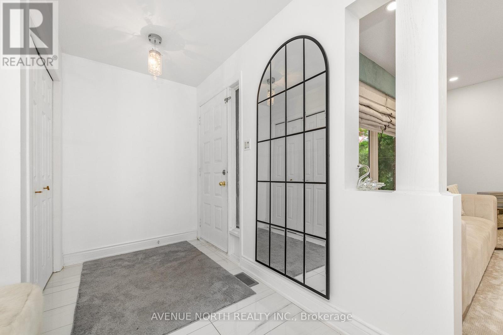 2163 Johnston Road, Ottawa, Ontario  K1G 5K2 - Photo 3 - X12480108
