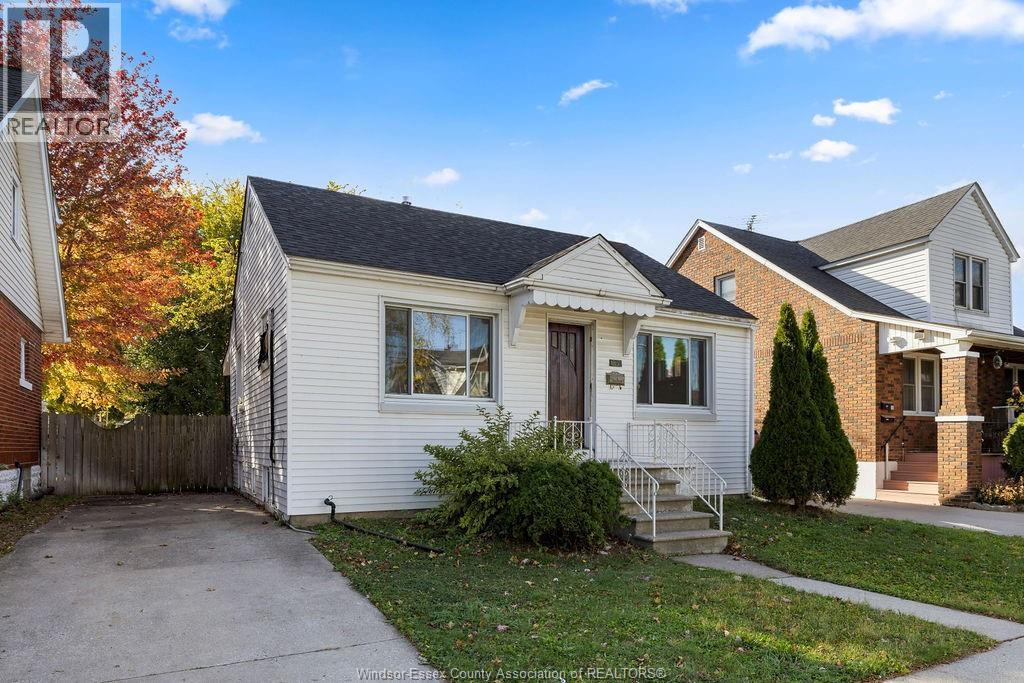1851 Hickory, Windsor, Ontario  N8W 3X3 - Photo 2 - 25027077