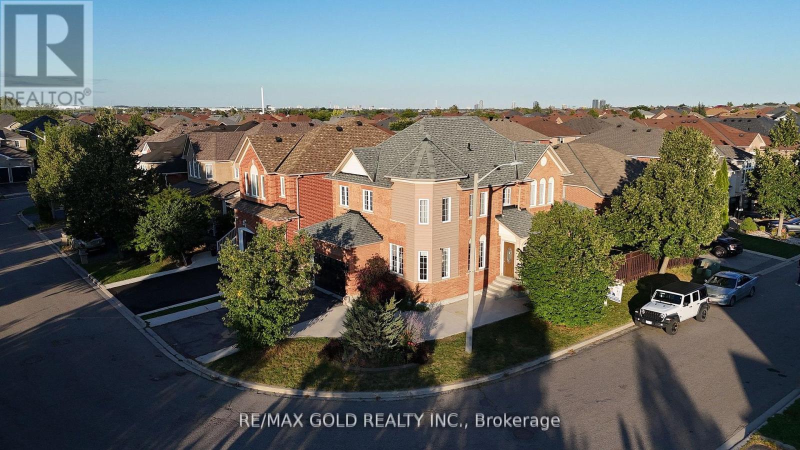 41 Fallstar Crescent, Brampton, Ontario  L7A 2J6 - Photo 4 - W12475081