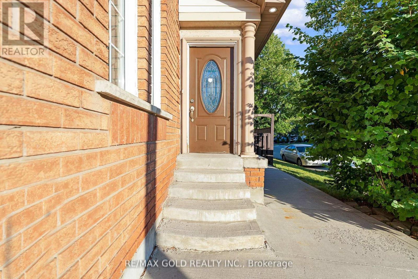41 Fallstar Crescent, Brampton, Ontario  L7A 2J6 - Photo 5 - W12475081