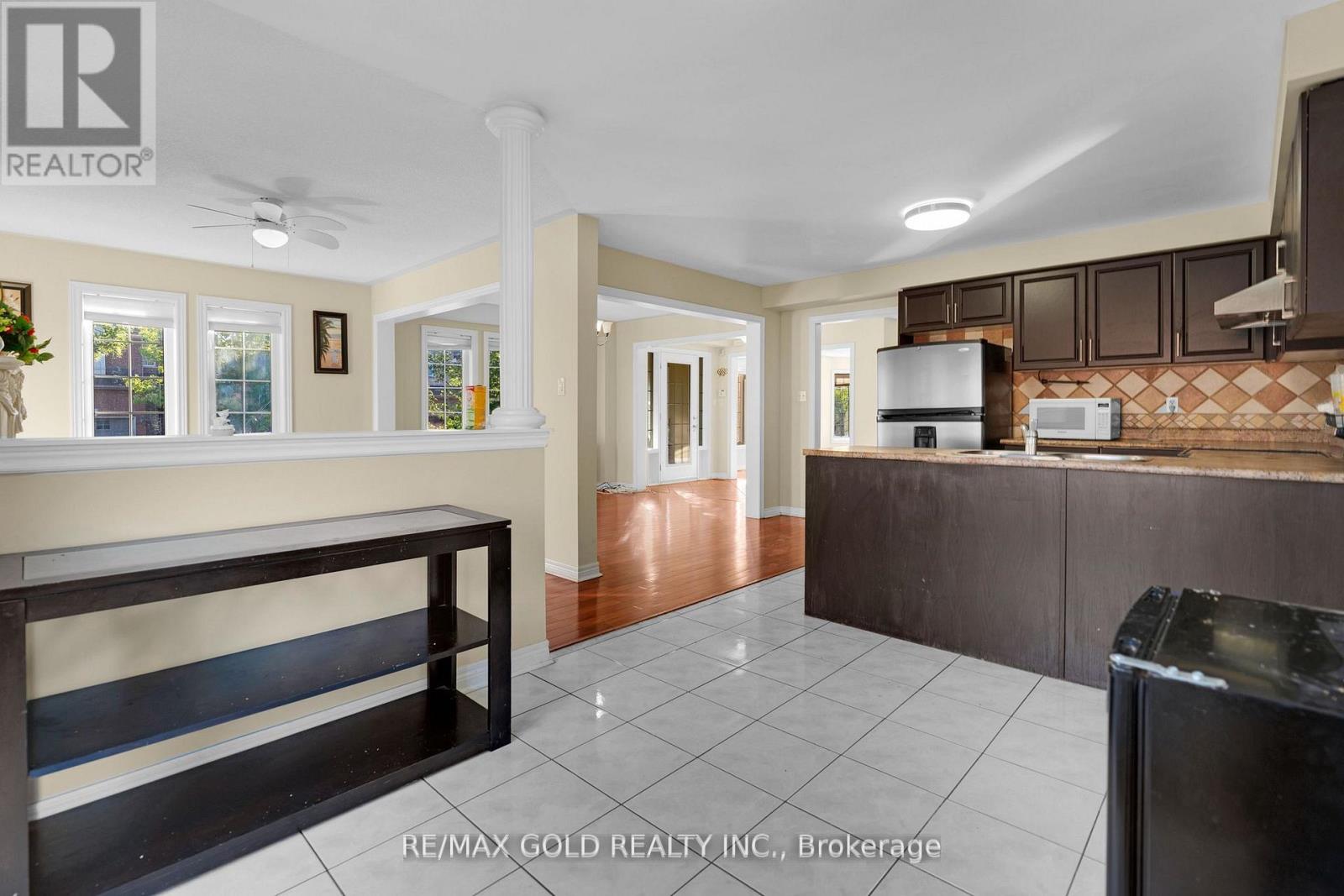 41 Fallstar Crescent, Brampton, Ontario  L7A 2J6 - Photo 8 - W12475081