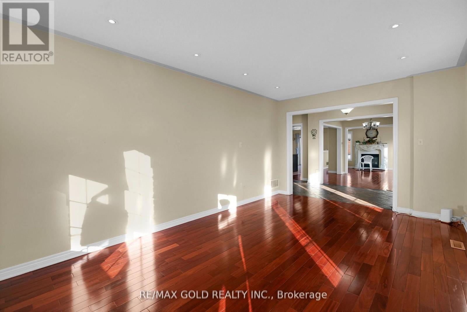 41 Fallstar Crescent, Brampton, Ontario  L7A 2J6 - Photo 6 - W12475081