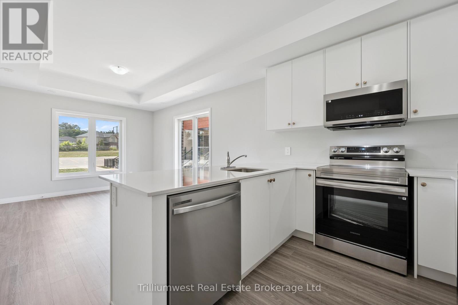 34 - 10 South Creek Drive, Kitchener, Ontario  N2R 1N3 - Photo 10 - X12480198