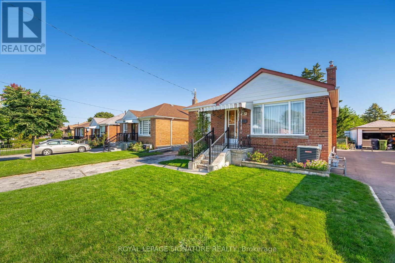 25 Marta Avenue, Toronto, Ontario  M1K 1V6 - Photo 6 - E12480092