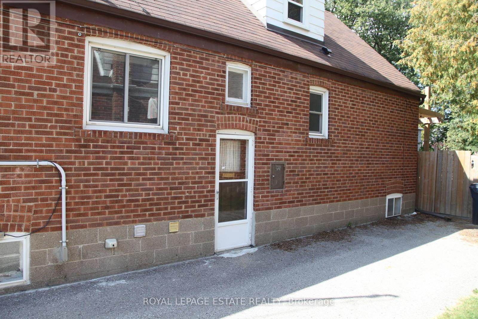 16 Clairlea Crescent, Toronto, Ontario  M1L 1Z5 - Photo 2 - E12480181