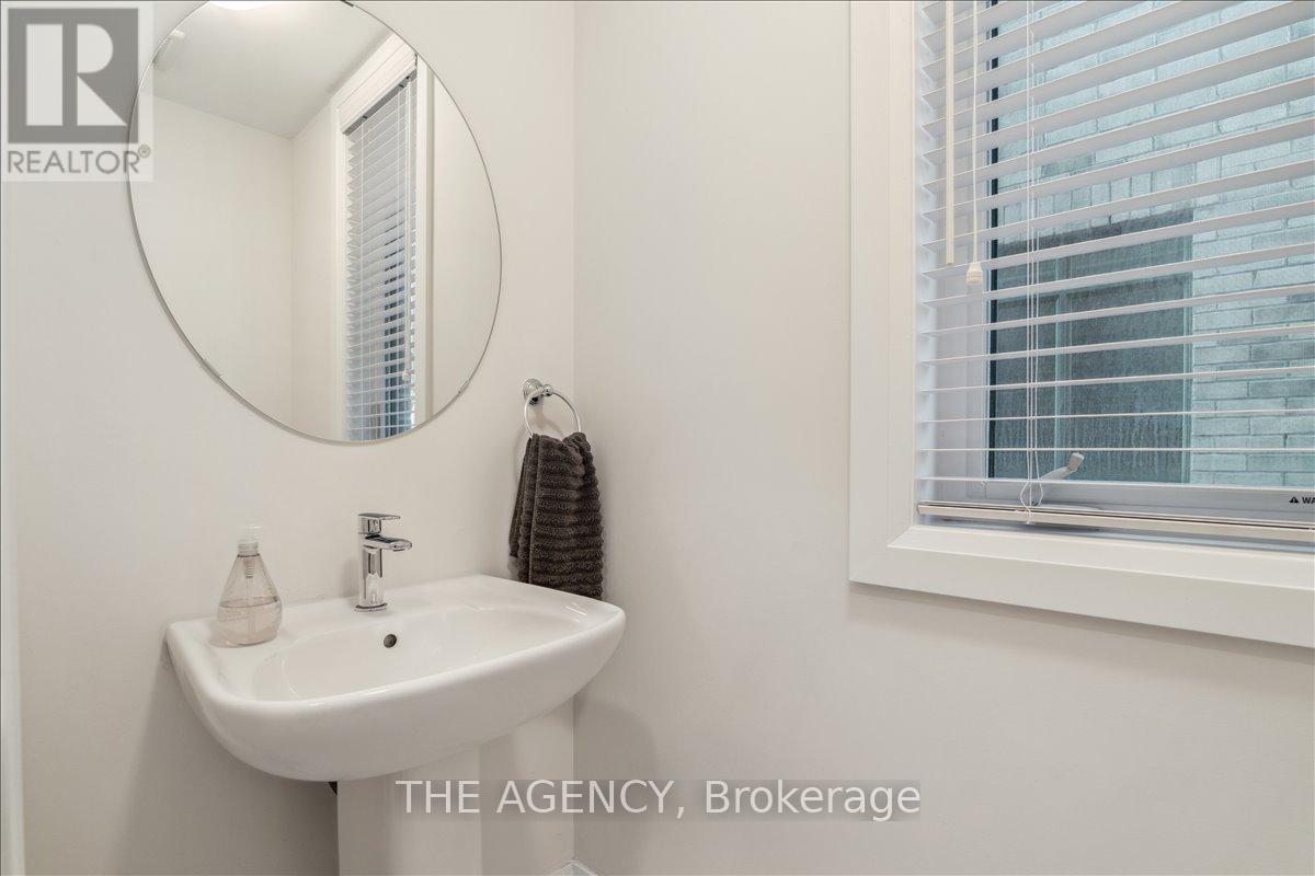 84 Salterton Circle, Vaughan, Ontario  L6A 4Z1 - Photo 8 - N12480027