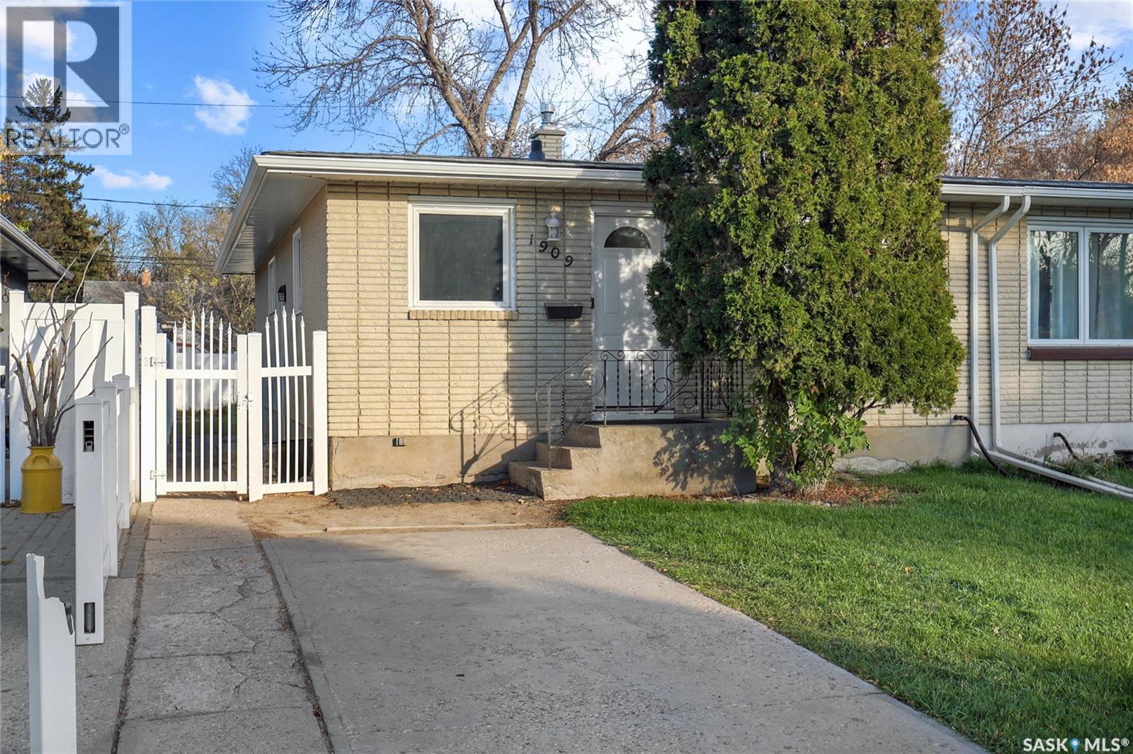 1909 Arthur Street, Regina, Saskatchewan  S4T 4W6 - Photo 2 - SK021562