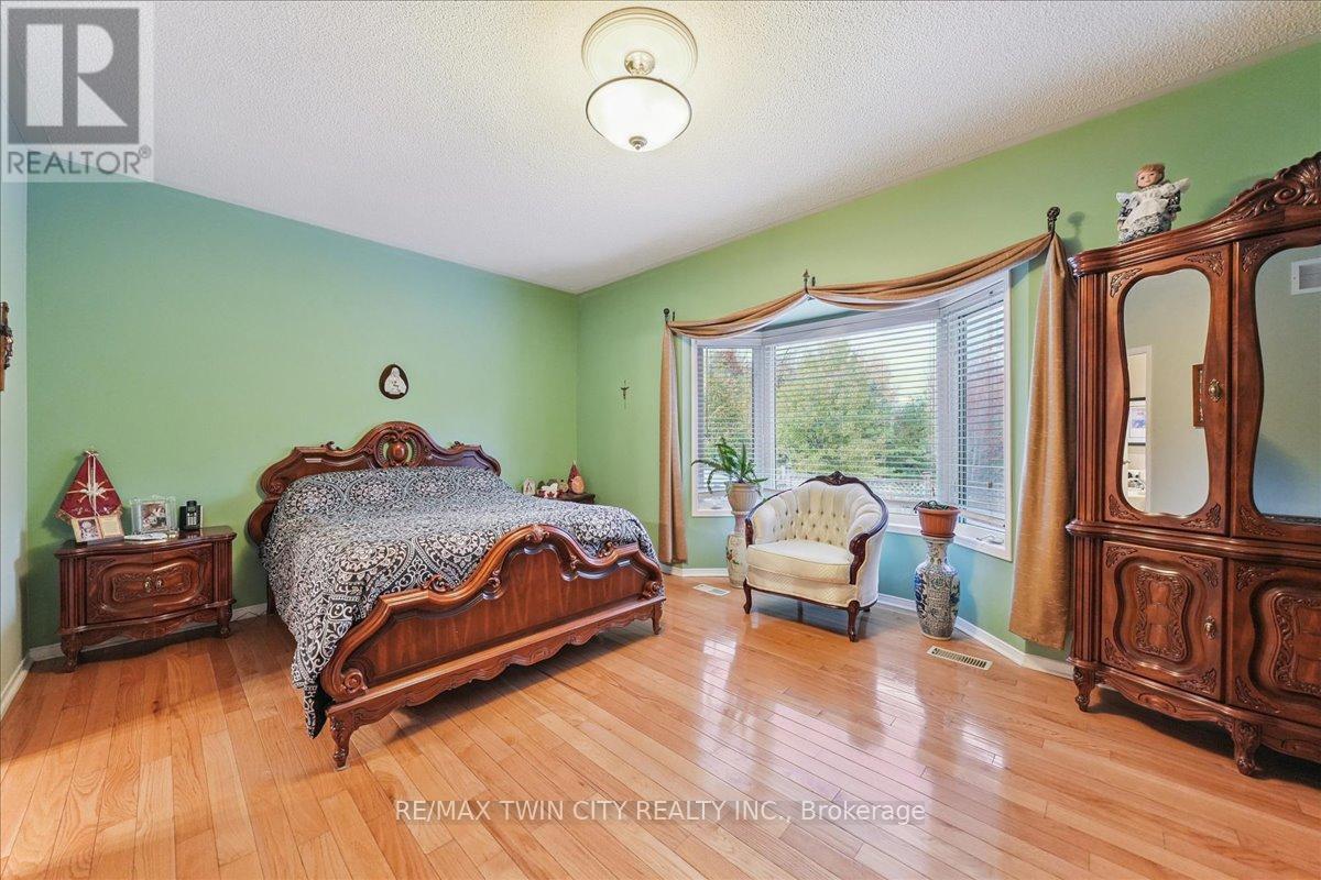 52 Mistycreek Crescent, Brampton, Ontario  L7A 3E8 - Photo 17 - W12480034