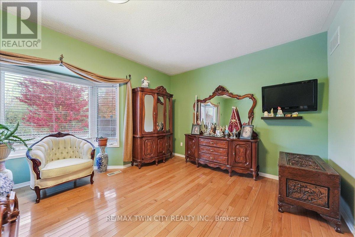 52 Mistycreek Crescent, Brampton, Ontario  L7A 3E8 - Photo 18 - W12480034