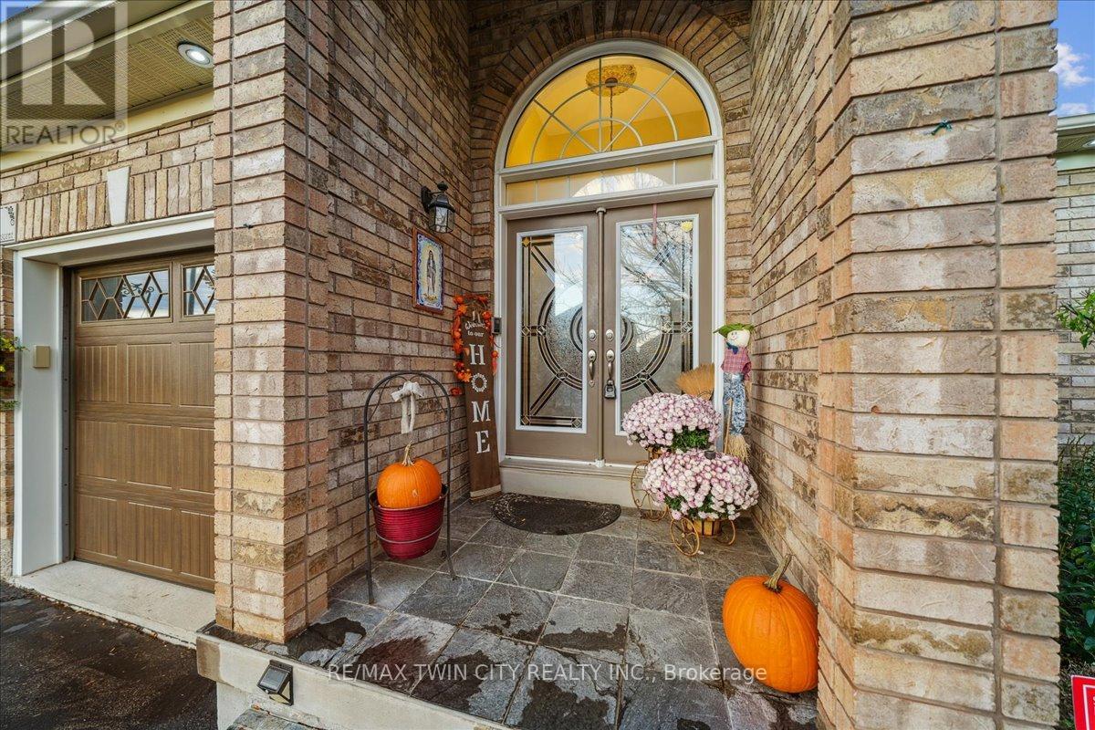 52 Mistycreek Crescent, Brampton, Ontario  L7A 3E8 - Photo 2 - W12480034