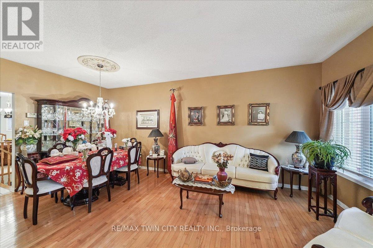 52 Mistycreek Crescent, Brampton, Ontario  L7A 3E8 - Photo 4 - W12480034