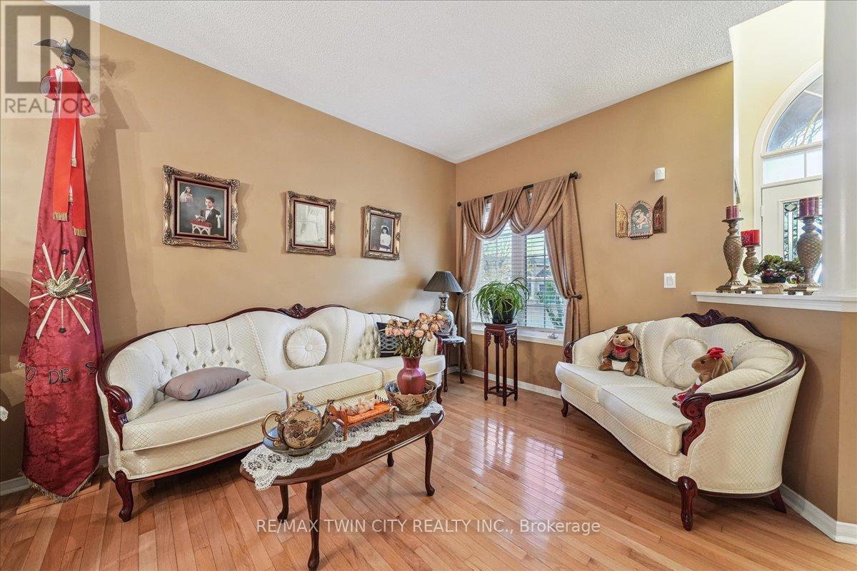 52 Mistycreek Crescent, Brampton, Ontario  L7A 3E8 - Photo 5 - W12480034