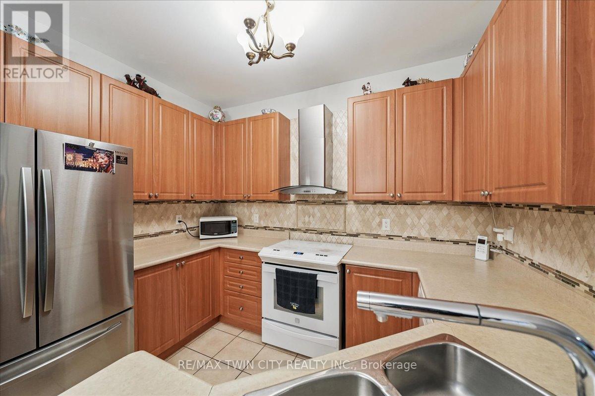 52 Mistycreek Crescent, Brampton, Ontario  L7A 3E8 - Photo 7 - W12480034