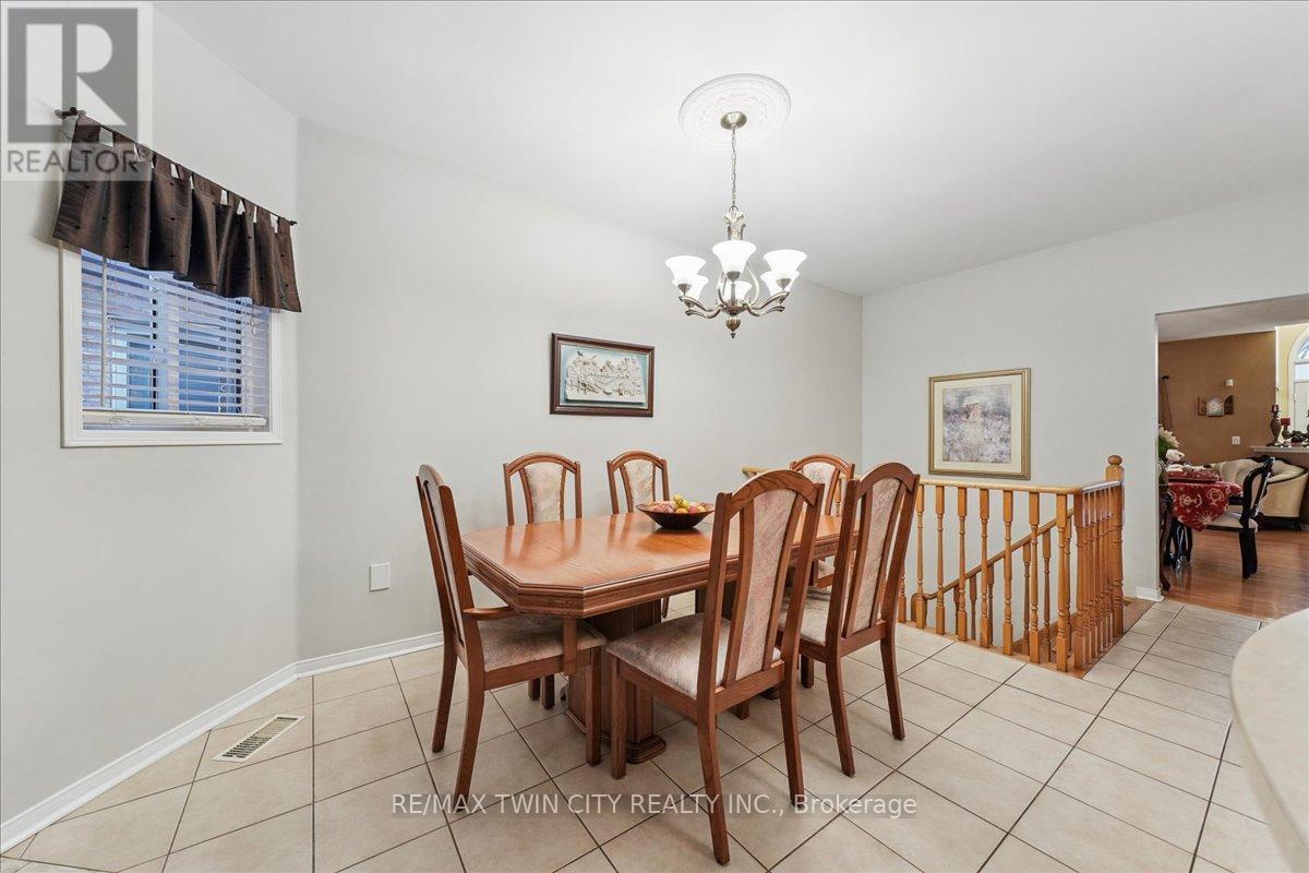 52 Mistycreek Crescent, Brampton, Ontario  L7A 3E8 - Photo 8 - W12480034