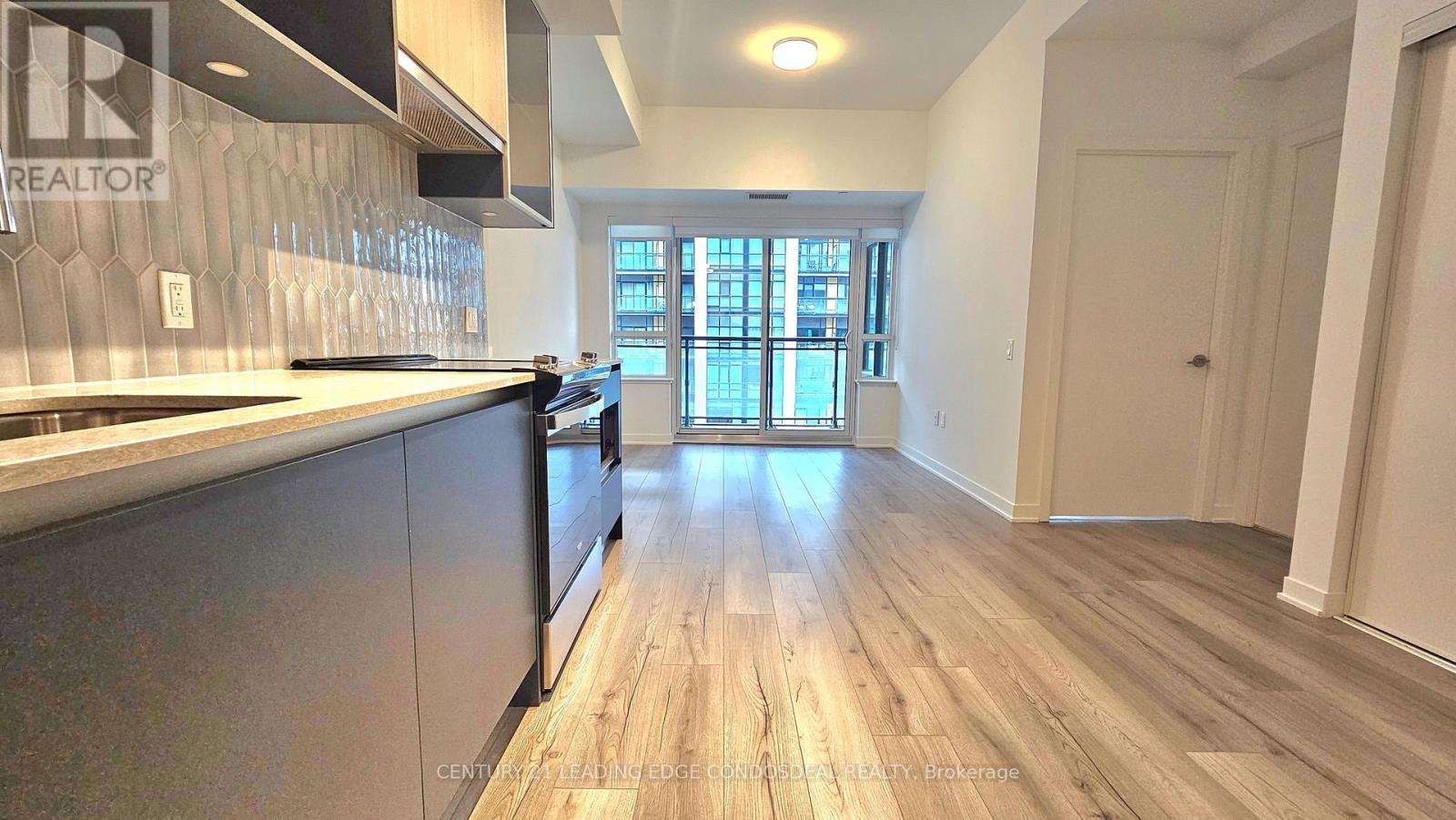 524 - 395 Dundas Street W, Oakville, Ontario  L6M 5R8 - Photo 2 - W12480035