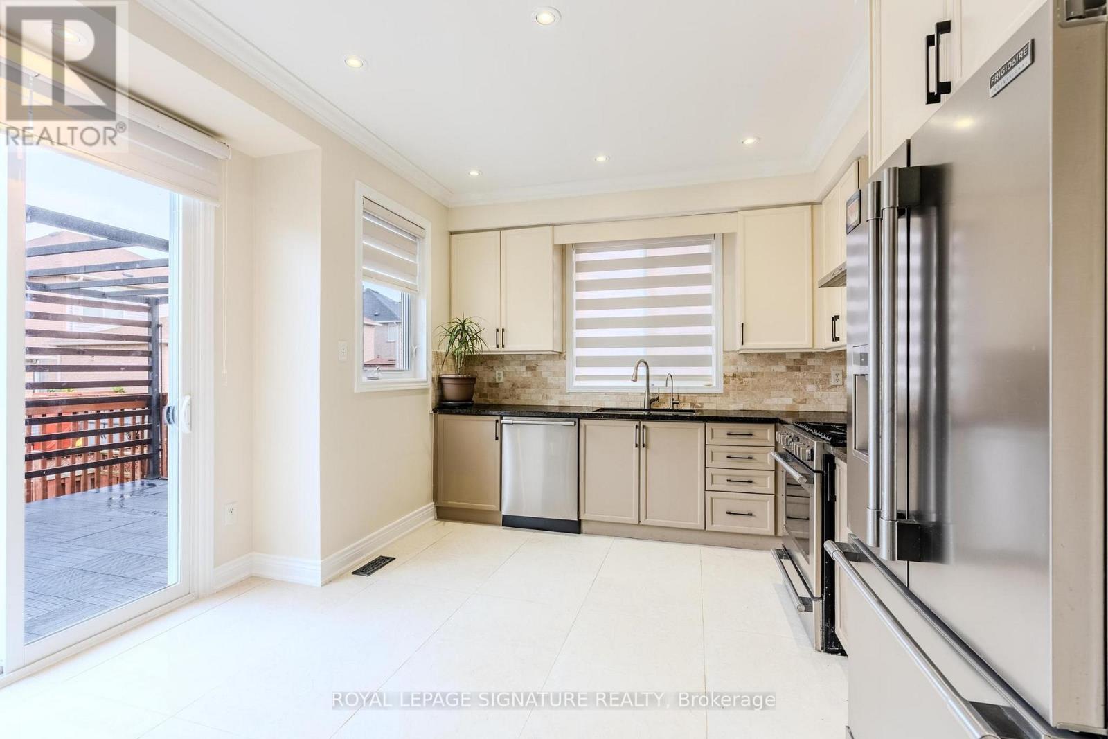 5865 Whitehorn Avenue, Mississauga (East Credit), Ontario  L5V 2W7 - Photo 11 - W12480059