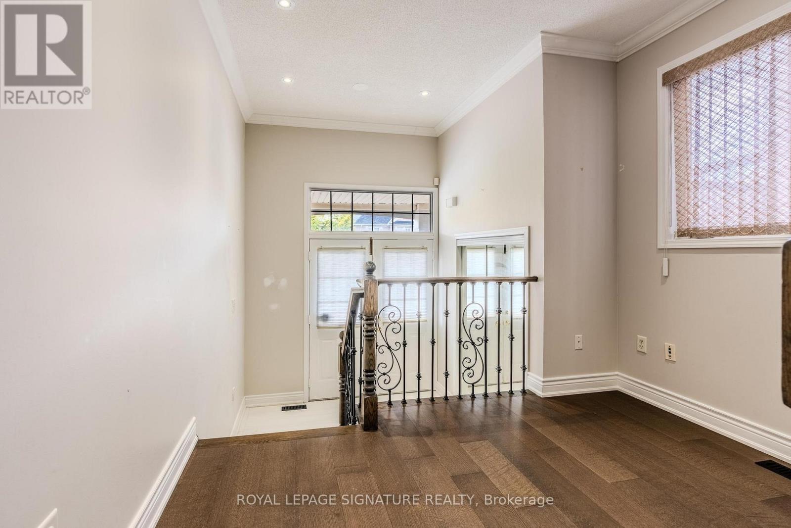 5865 Whitehorn Avenue, Mississauga (East Credit), Ontario  L5V 2W7 - Photo 3 - W12480059
