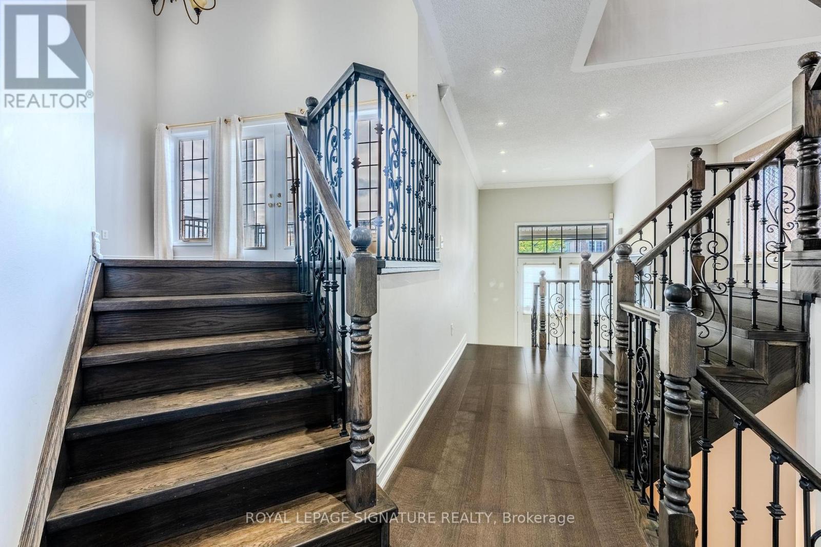 5865 Whitehorn Avenue, Mississauga (East Credit), Ontario  L5V 2W7 - Photo 4 - W12480059