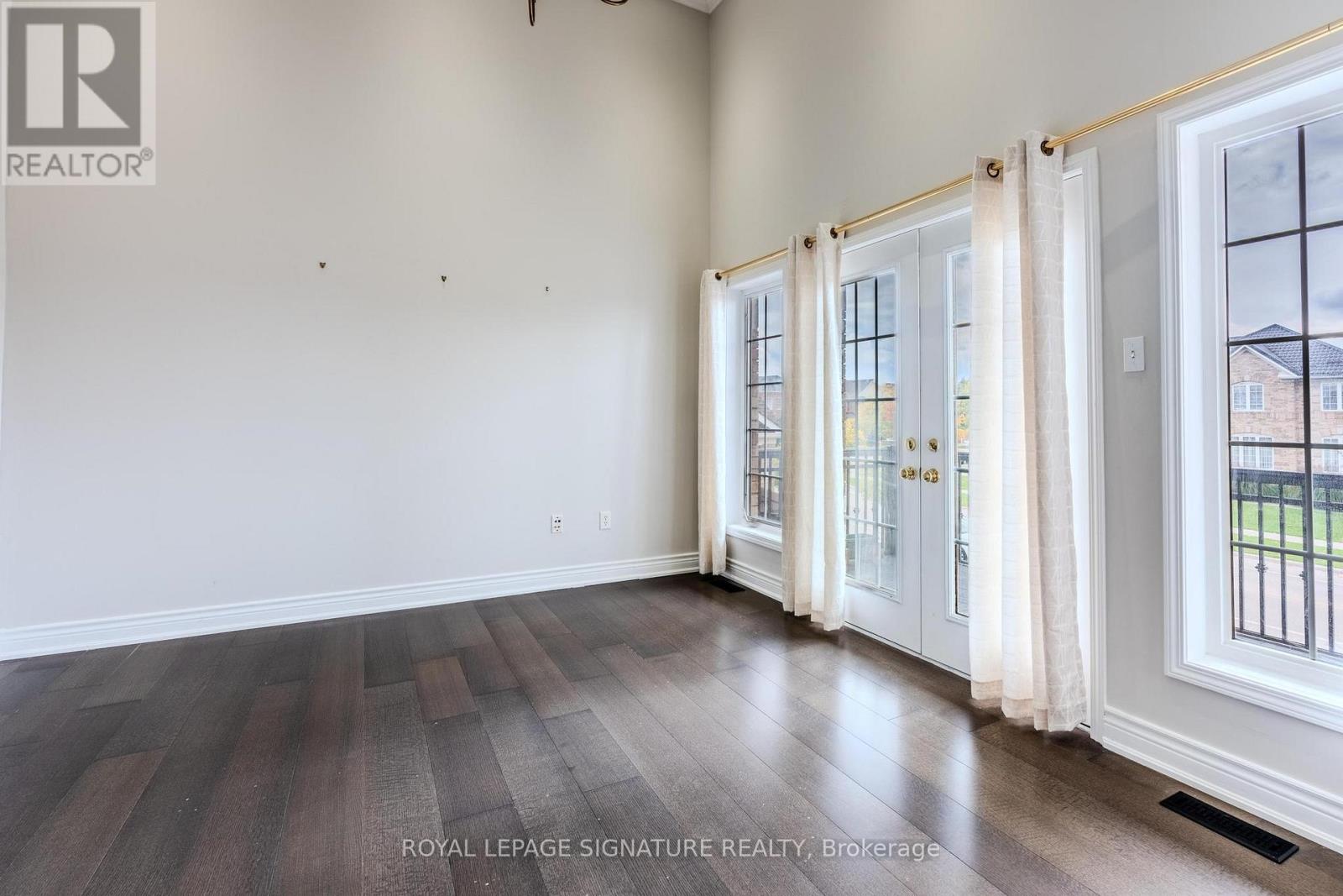 5865 Whitehorn Avenue, Mississauga (East Credit), Ontario  L5V 2W7 - Photo 5 - W12480059