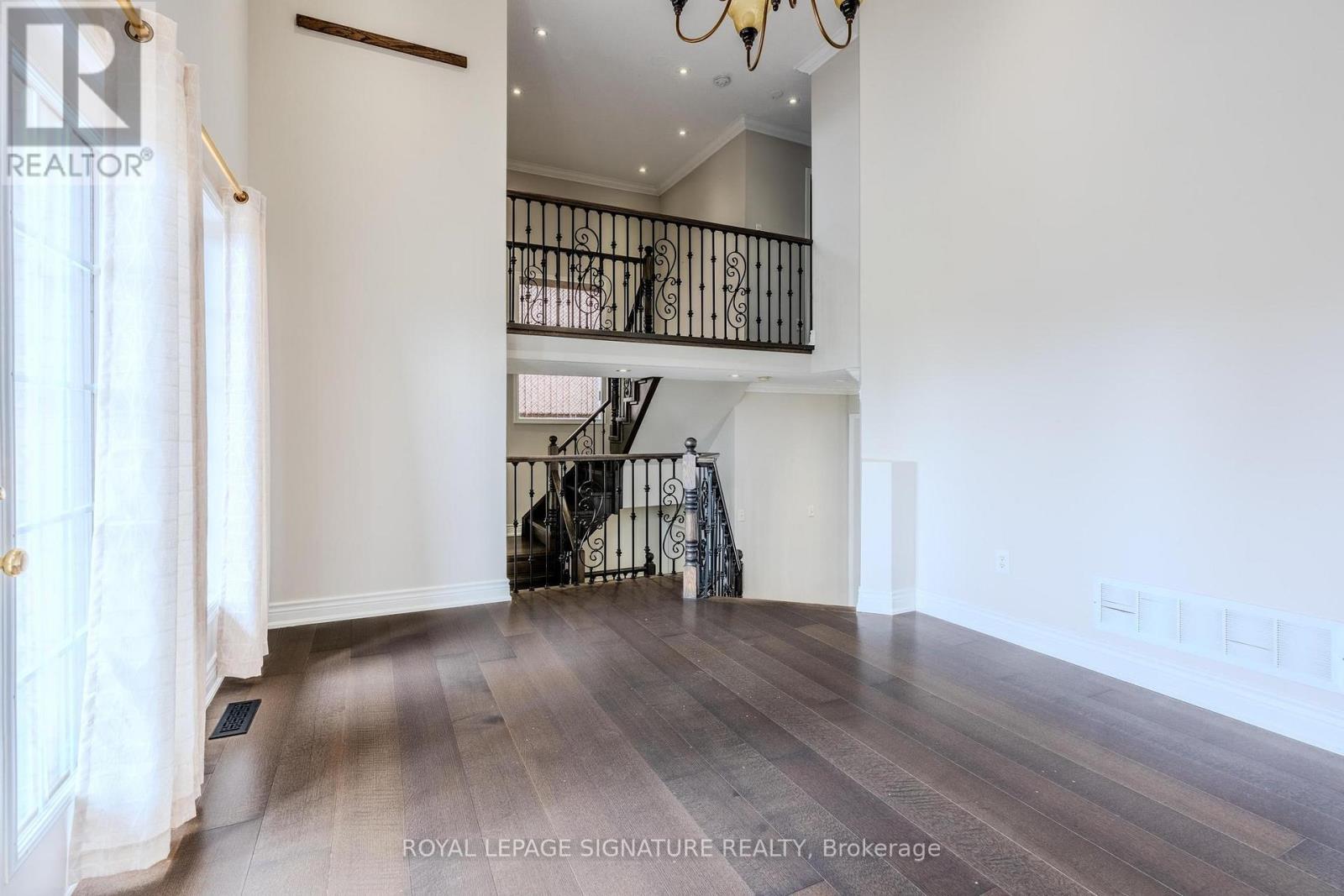 5865 Whitehorn Avenue, Mississauga (East Credit), Ontario  L5V 2W7 - Photo 6 - W12480059