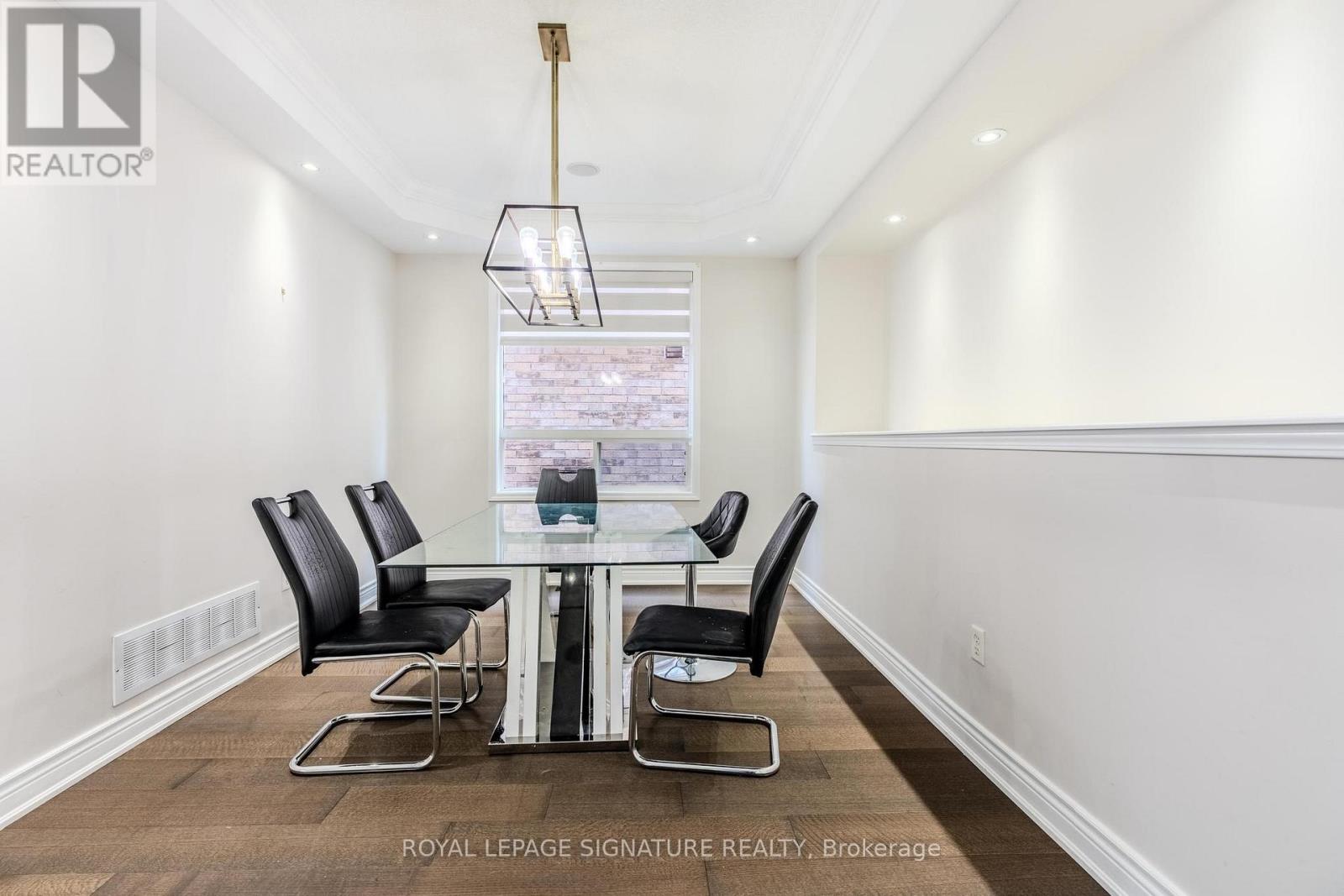 5865 Whitehorn Avenue, Mississauga (East Credit), Ontario  L5V 2W7 - Photo 7 - W12480059