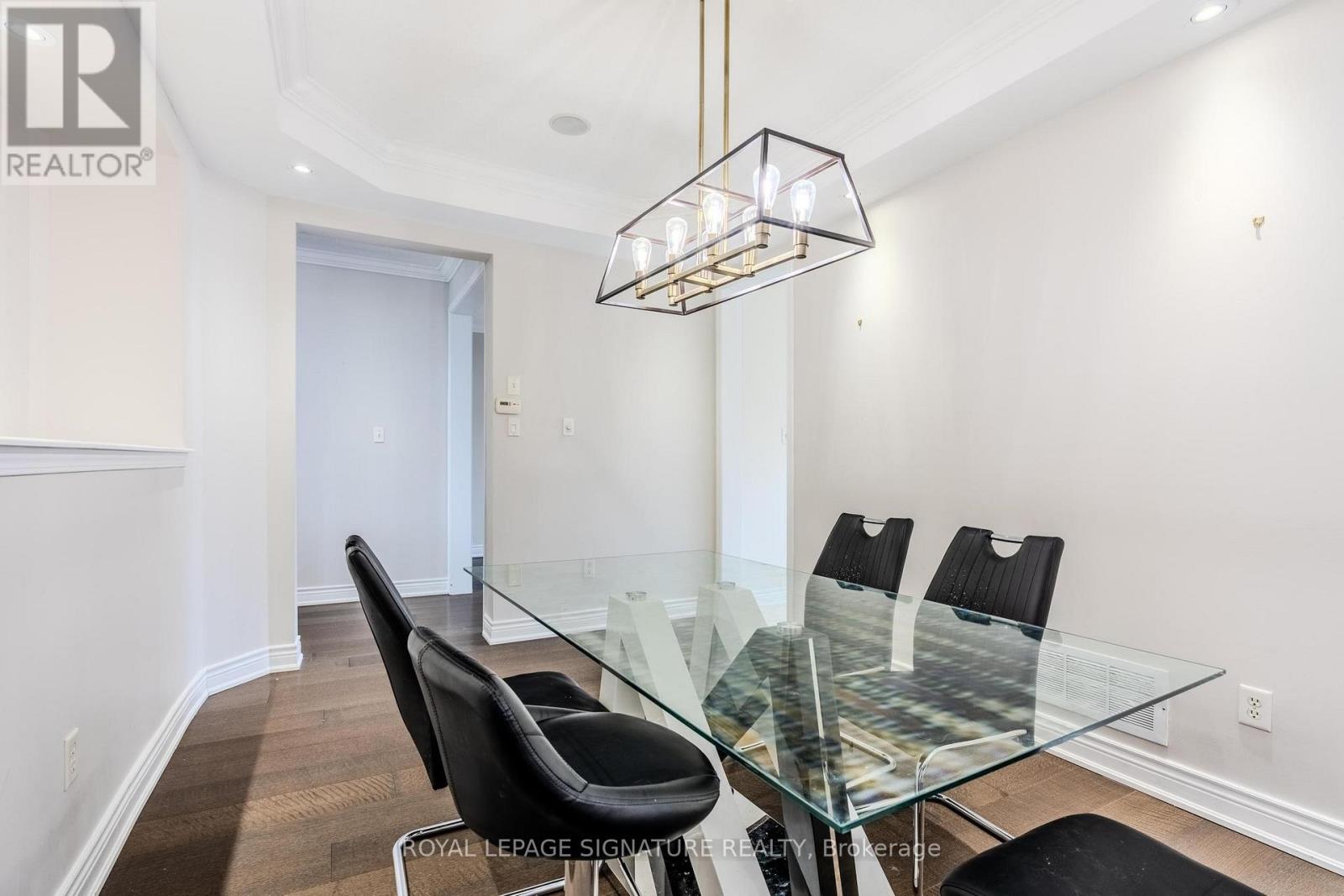 5865 Whitehorn Avenue, Mississauga (East Credit), Ontario  L5V 2W7 - Photo 8 - W12480059