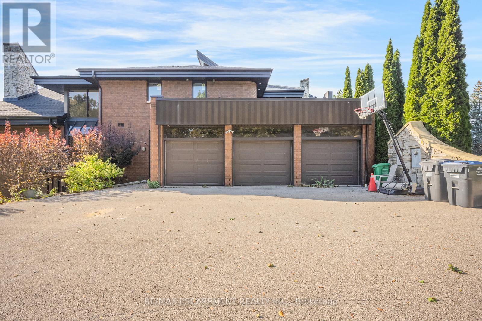 10 Edgeforest Drive, Brampton, Ontario  L6P 0E1 - Photo 3 - W12480075