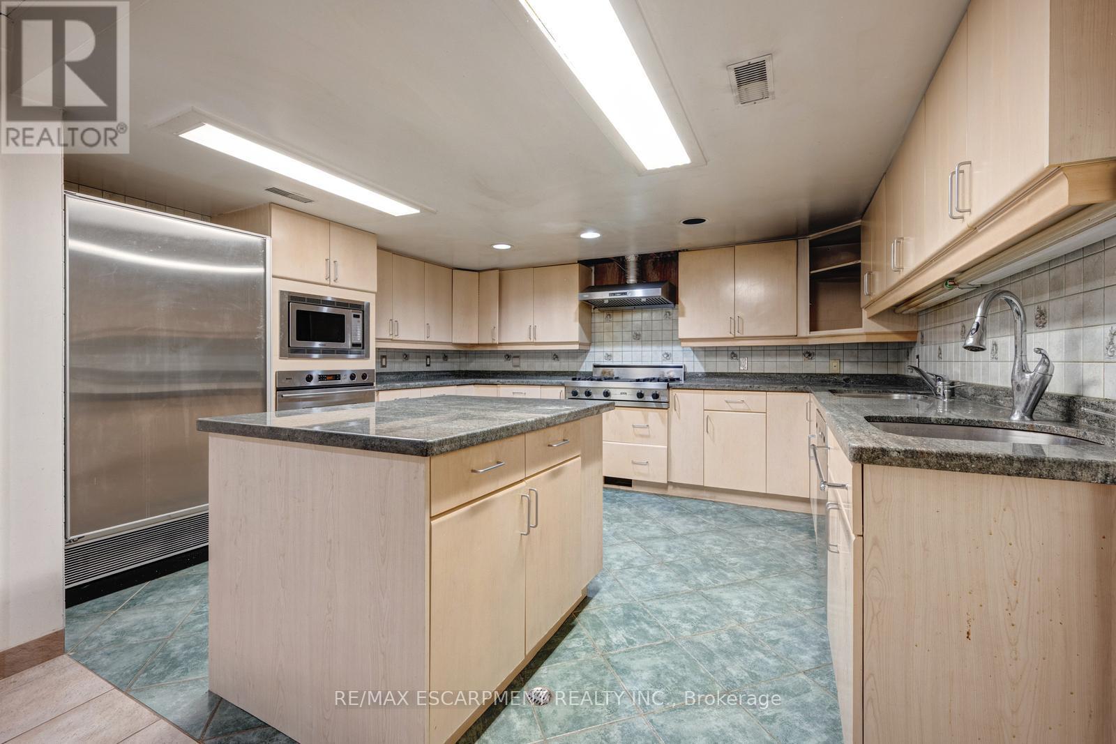 10 Edgeforest Drive, Brampton, Ontario  L6P 0E1 - Photo 37 - W12480075