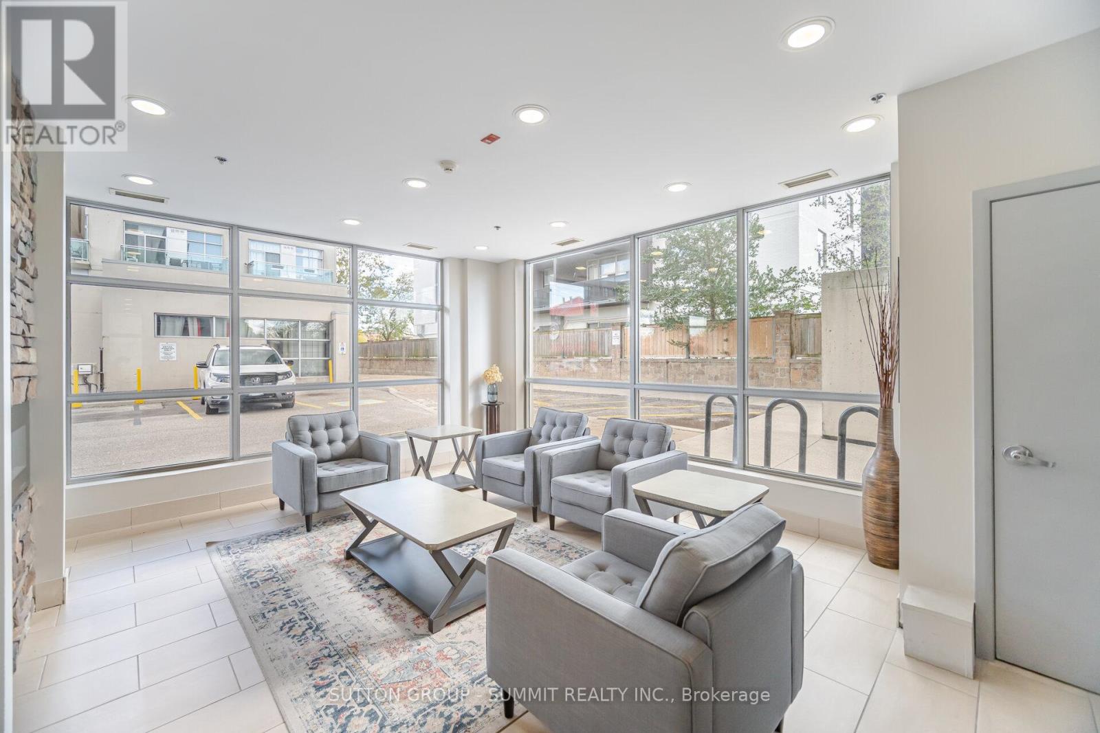 401 - 2464 Weston Road, Toronto, Ontario  M9N 0A2 - Photo 4 - W12480083
