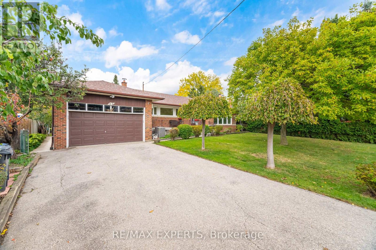42 Cowley Avenue, Toronto, Ontario  M8B 2E3 - Photo 3 - W12480086