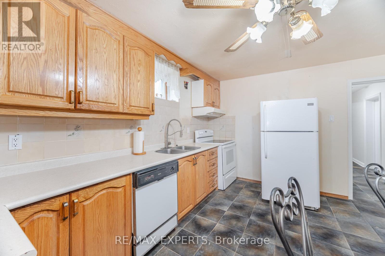42 Cowley Avenue, Toronto, Ontario  M8B 2E3 - Photo 41 - W12480086