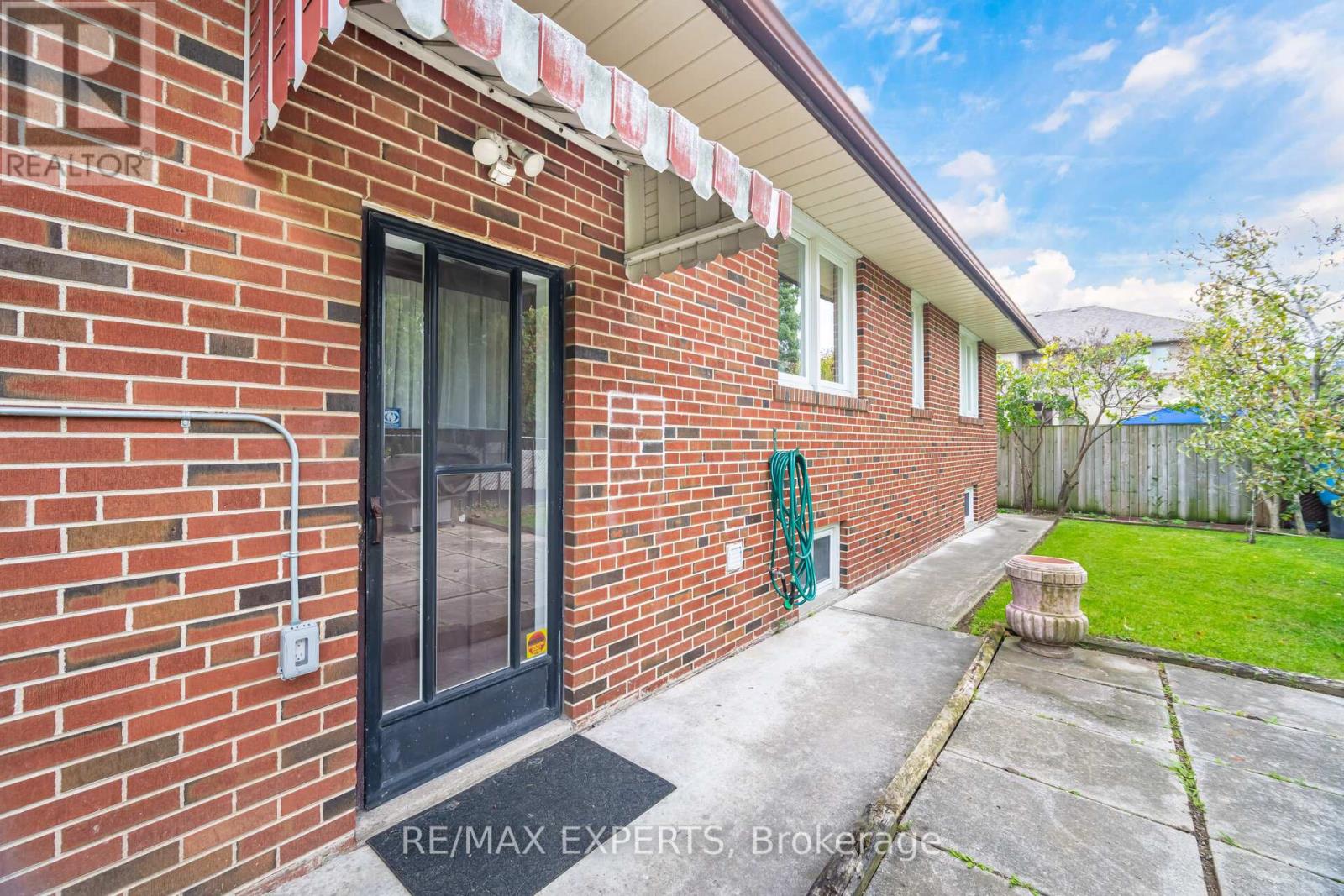 42 Cowley Avenue, Toronto, Ontario  M8B 2E3 - Photo 46 - W12480086