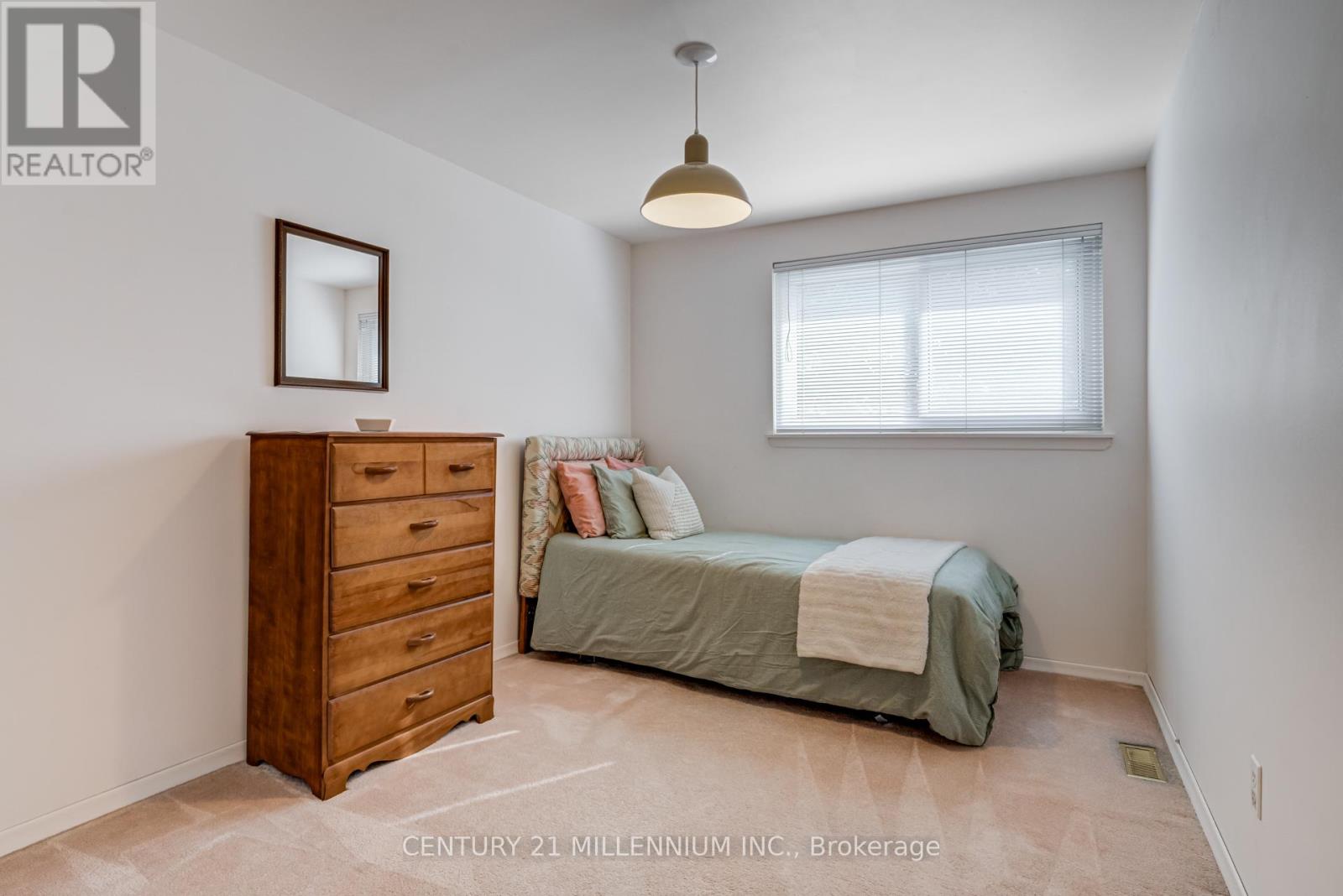 33 Trotters Lane, Brampton, Ontario  L6Y 1B5 - Photo 17 - W12480131