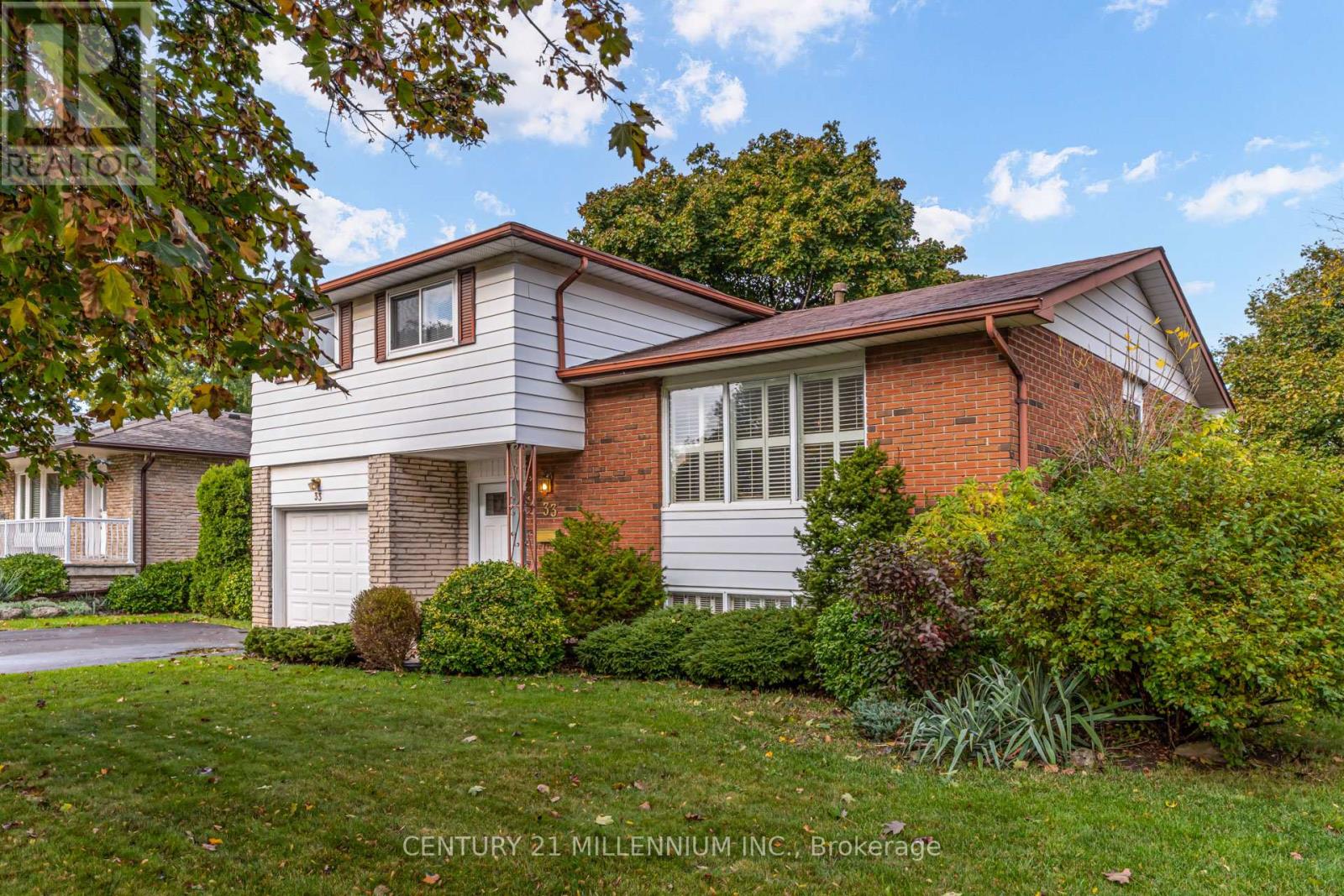 33 Trotters Lane, Brampton, Ontario  L6Y 1B5 - Photo 2 - W12480131