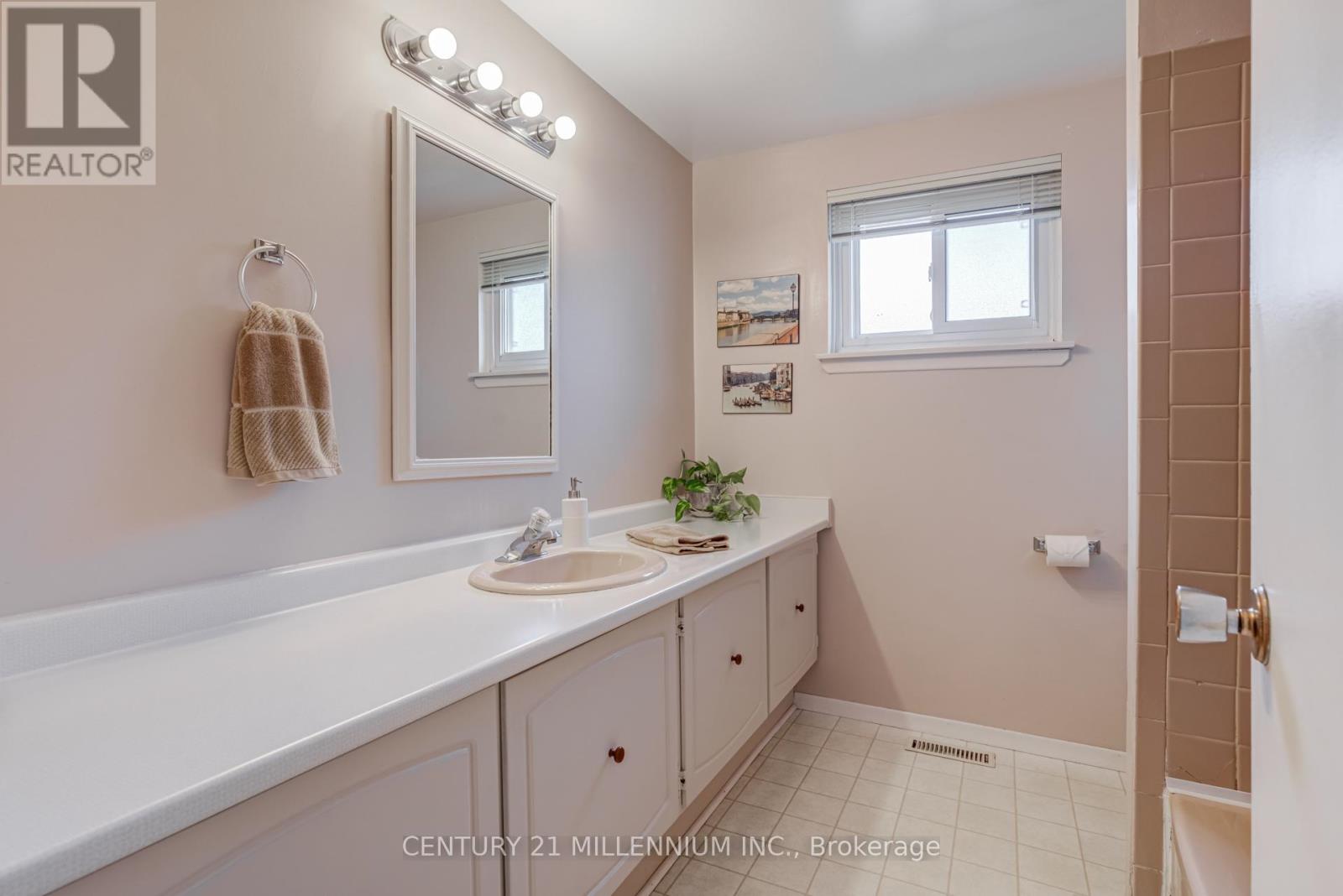 33 Trotters Lane, Brampton, Ontario  L6Y 1B5 - Photo 20 - W12480131