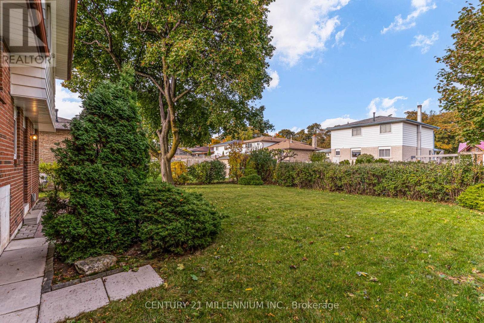 33 Trotters Lane, Brampton, Ontario  L6Y 1B5 - Photo 26 - W12480131
