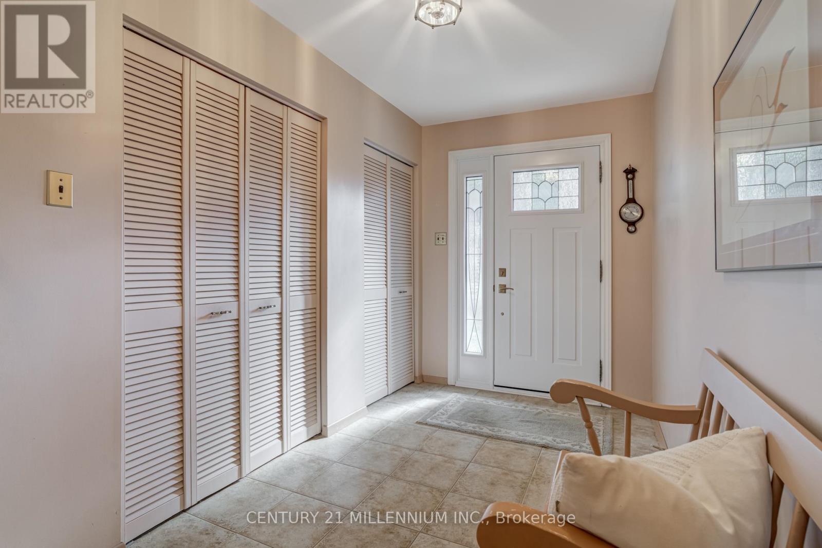 33 Trotters Lane, Brampton, Ontario  L6Y 1B5 - Photo 3 - W12480131