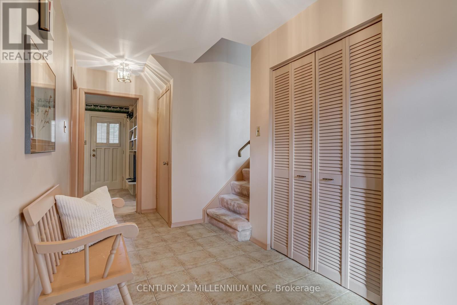 33 Trotters Lane, Brampton, Ontario  L6Y 1B5 - Photo 4 - W12480131