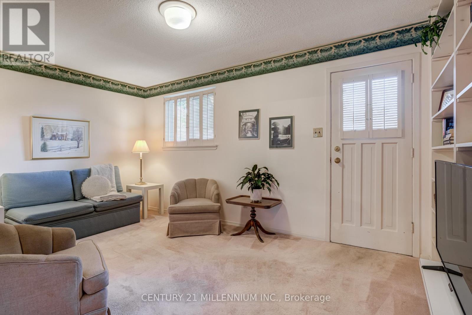 33 Trotters Lane, Brampton, Ontario  L6Y 1B5 - Photo 5 - W12480131