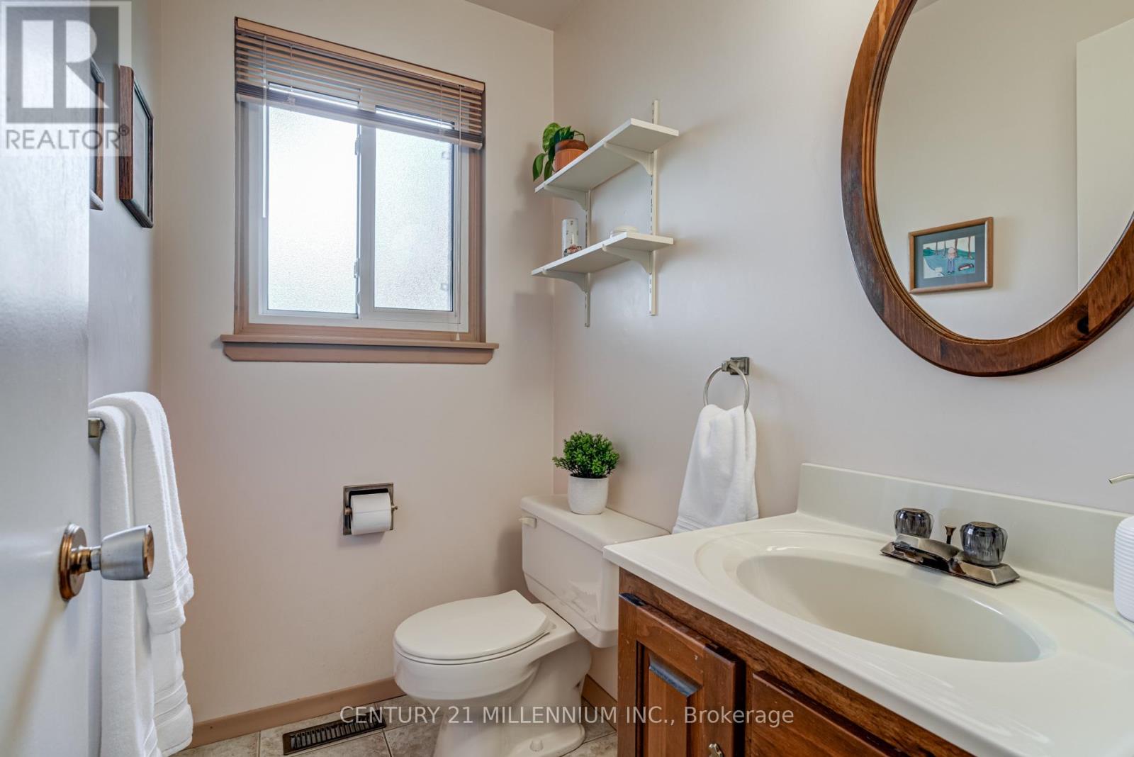 33 Trotters Lane, Brampton, Ontario  L6Y 1B5 - Photo 8 - W12480131