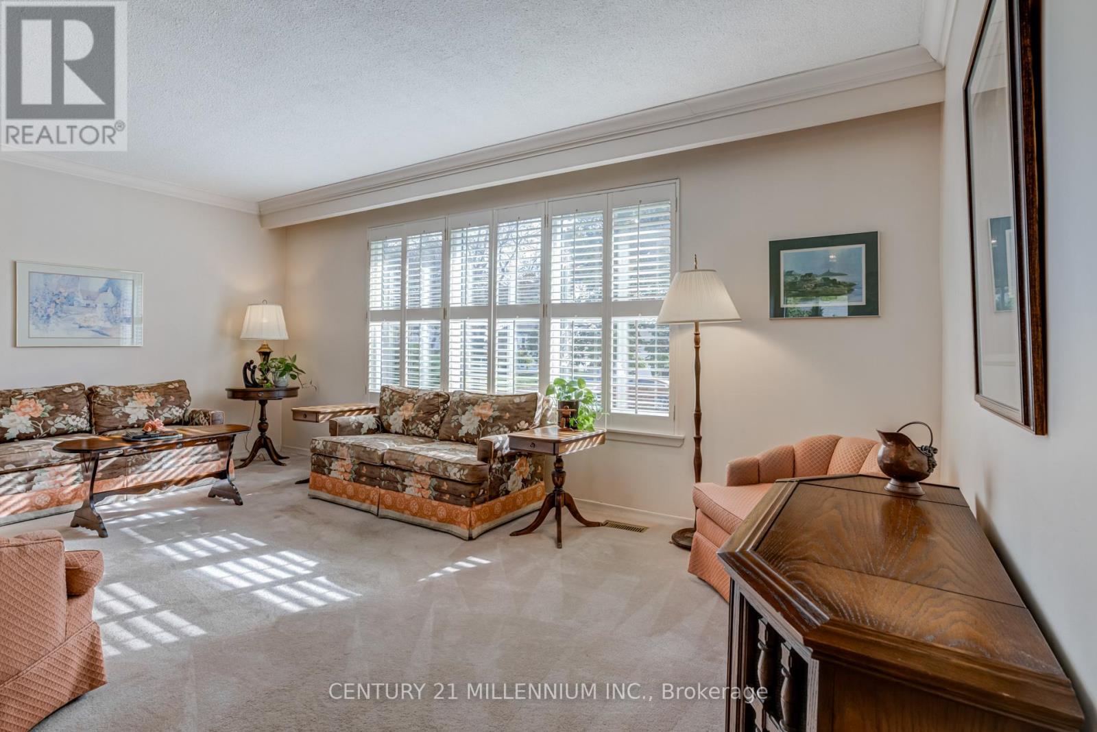 33 Trotters Lane, Brampton, Ontario  L6Y 1B5 - Photo 9 - W12480131