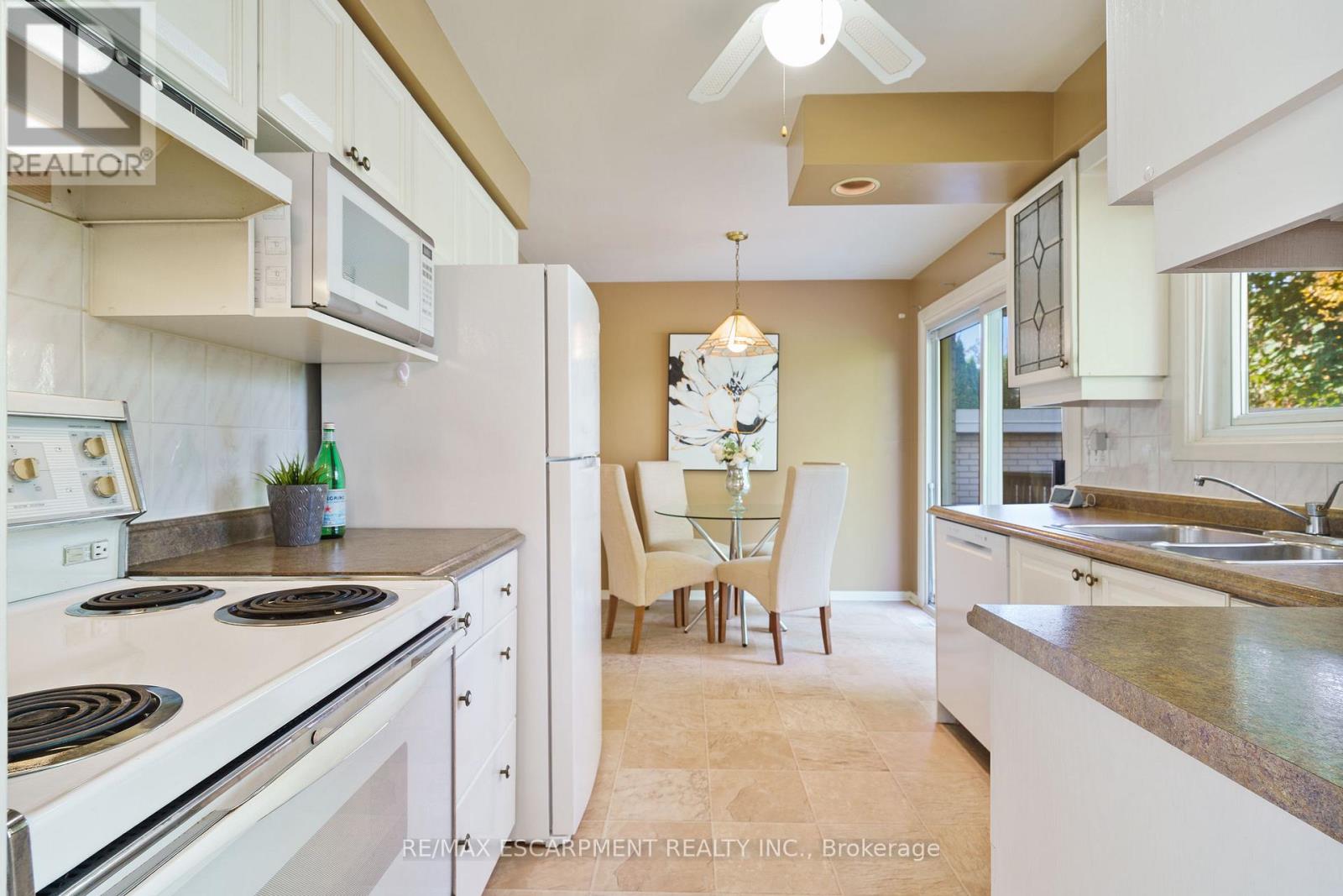 2073 Seafare Drive, Oakville, Ontario  L6L 1P5 - Photo 10 - W12480146