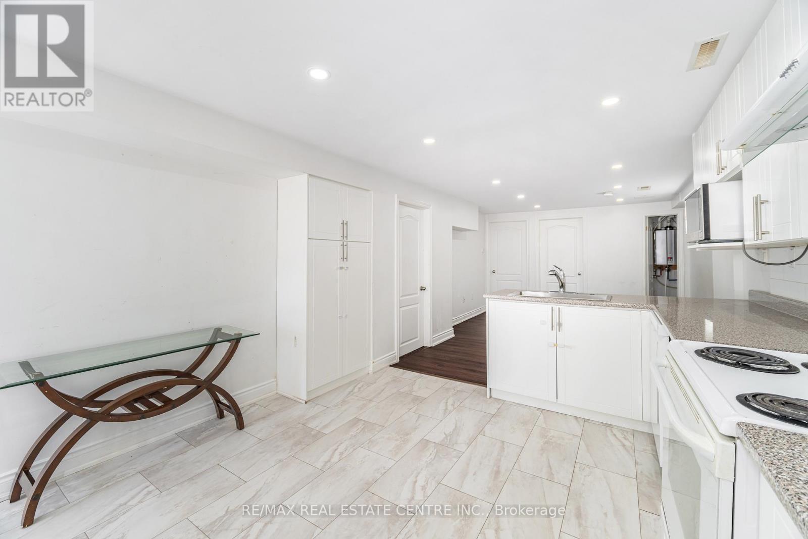 2 - 32 Mount Pleasant Drive, Brampton, Ontario  L6Z 1K2 - Photo 10 - W12480157