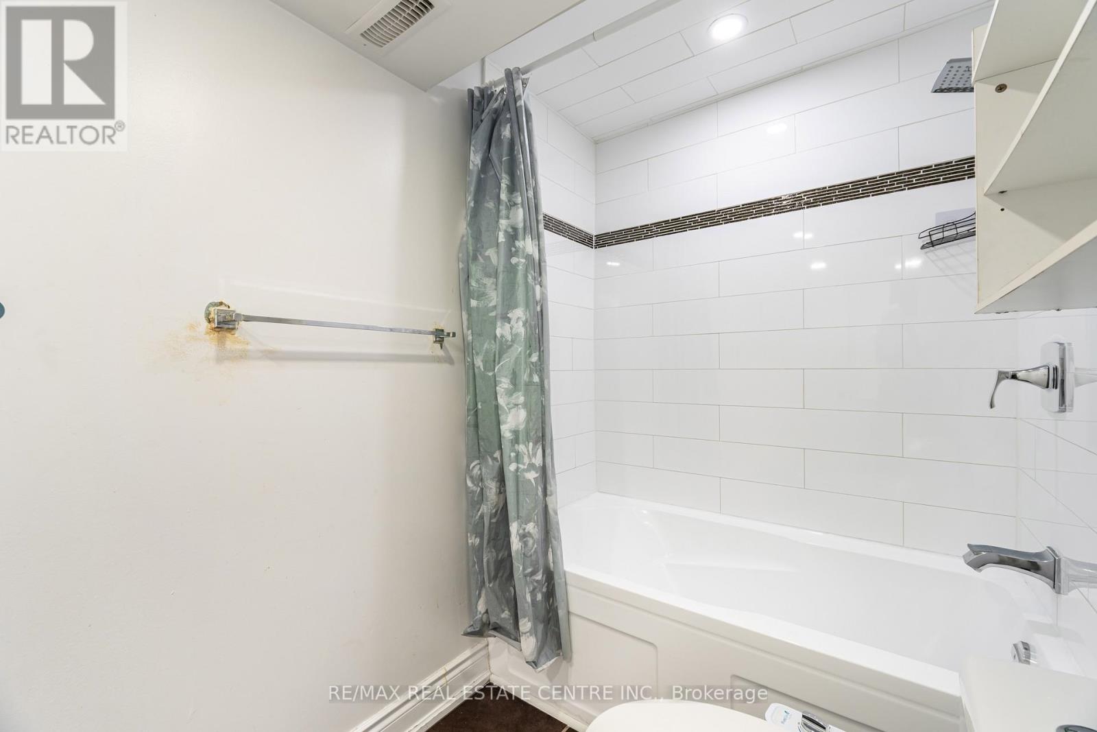 2 - 32 Mount Pleasant Drive, Brampton, Ontario  L6Z 1K2 - Photo 19 - W12480157