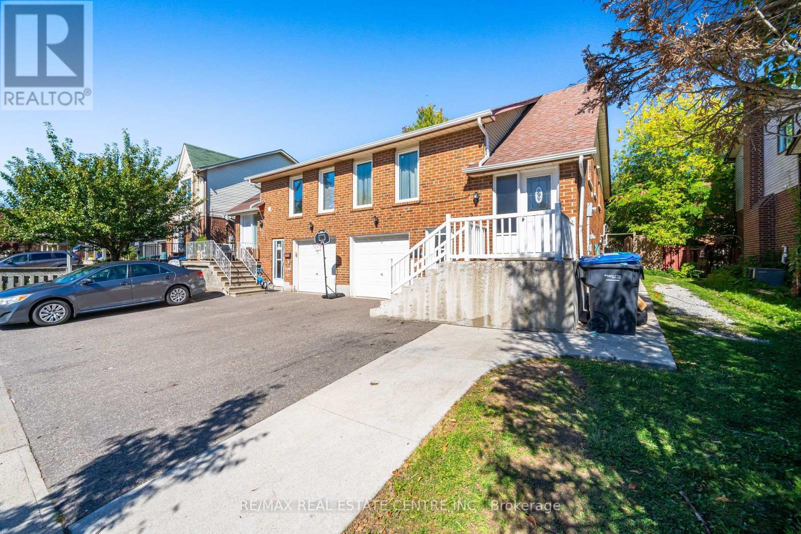 2 - 32 Mount Pleasant Drive, Brampton, Ontario  L6Z 1K2 - Photo 3 - W12480157